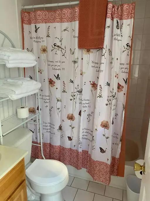 Homestay Large 3-Bedrooms/2-Bath Apt, One Block To Train New York