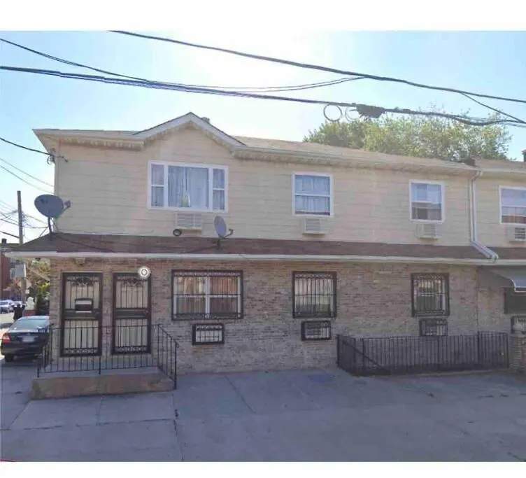 Large 3-Bedrooms/2-Bath Apt, One Block To Train New York Homestay