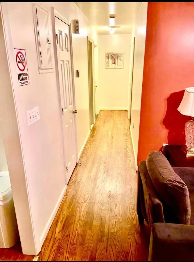 Homestay Large 3-Bedrooms/2-Bath Apt, One Block To Train New York