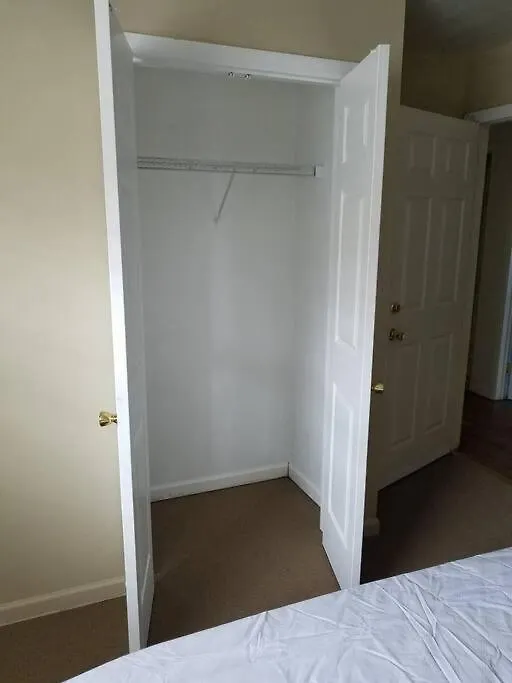 Large 3-Bedrooms/2-Bath Apt, One Block To Train New York Homestay