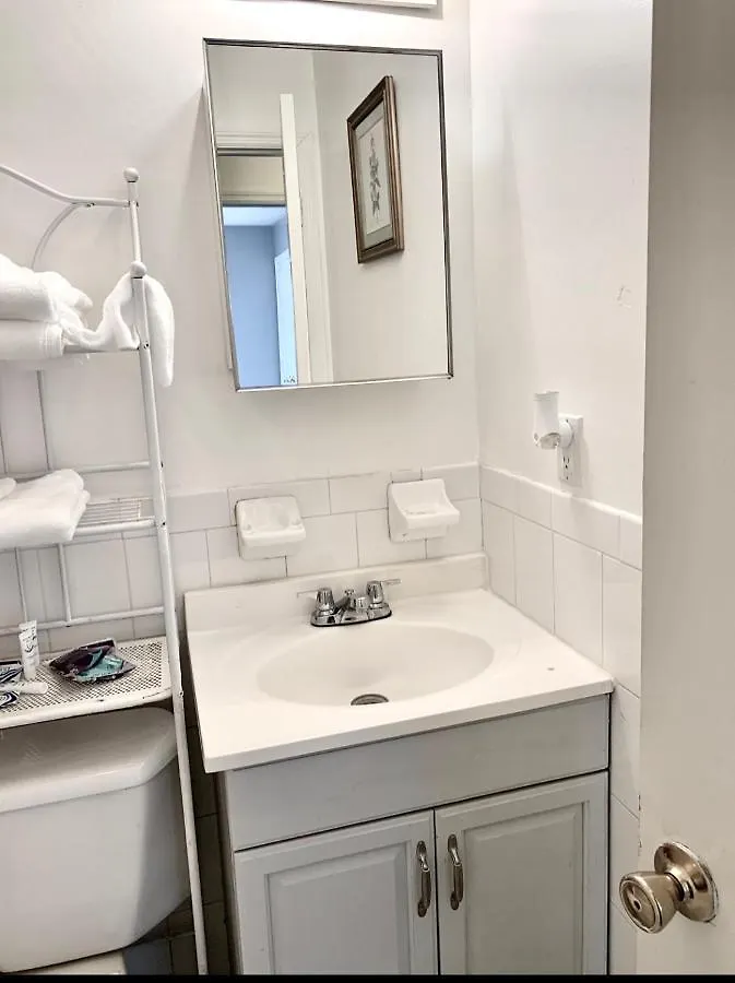 Large 3-Bedrooms/2-Bath Apt, One Block To Train New York Homestay