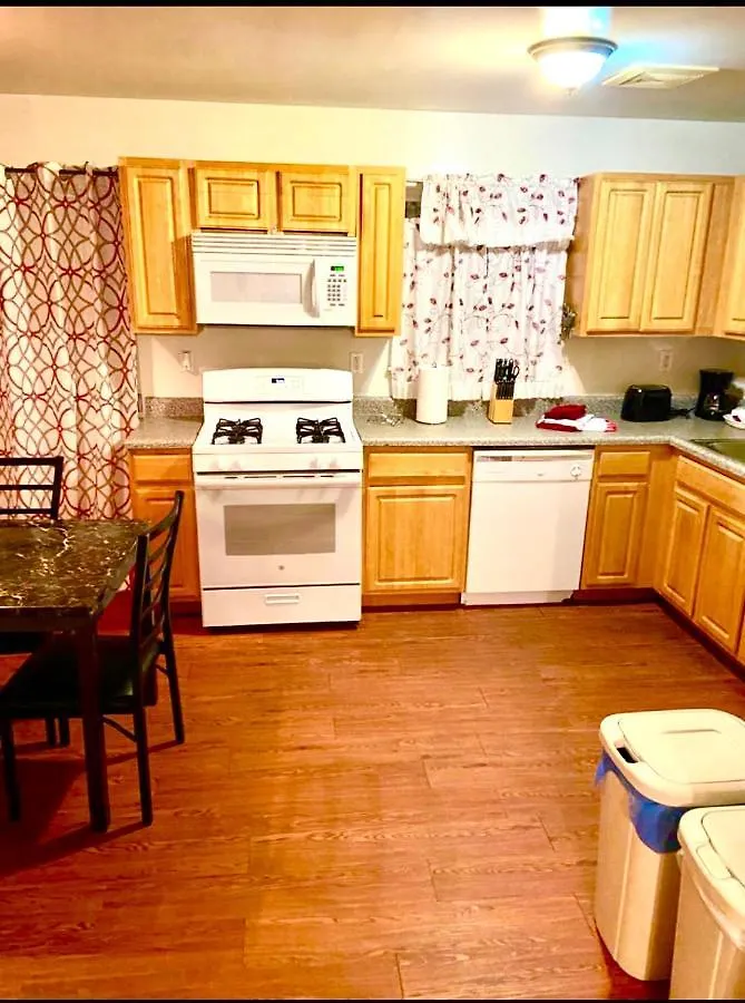 Large 3-Bedrooms/2-Bath Apt, One Block To Train New York 0*,