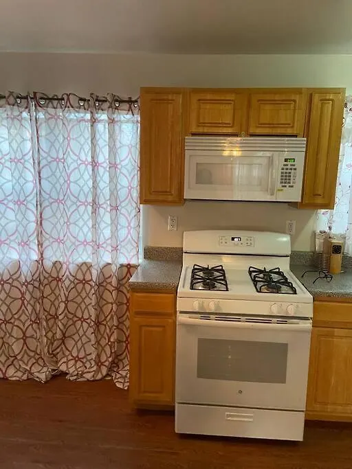 Large 3-Bedrooms/2-Bath Apt, One Block To Train New York 0*,