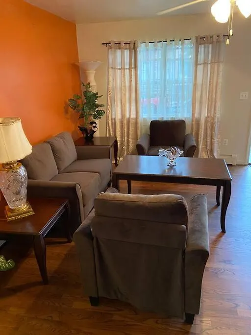 Homestay Large 3-Bedrooms/2-Bath Apt, One Block To Train New York