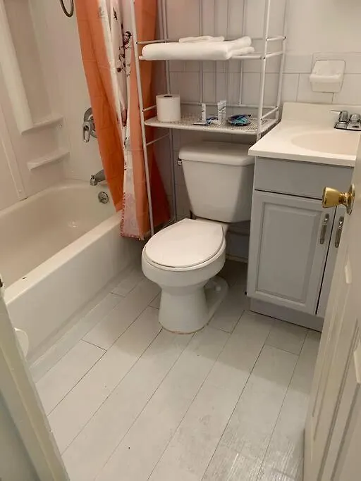 Large 3-Bedrooms/2-Bath Apt, One Block To Train New York Homestay