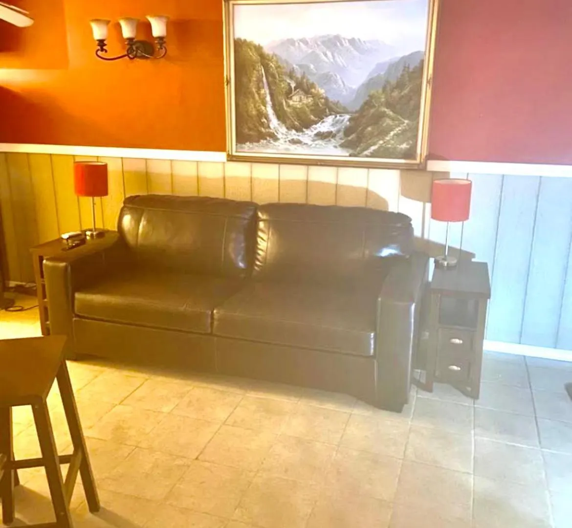 Homestay Large 3-Bedrooms/2-Bath Apt, One Block To Train New York