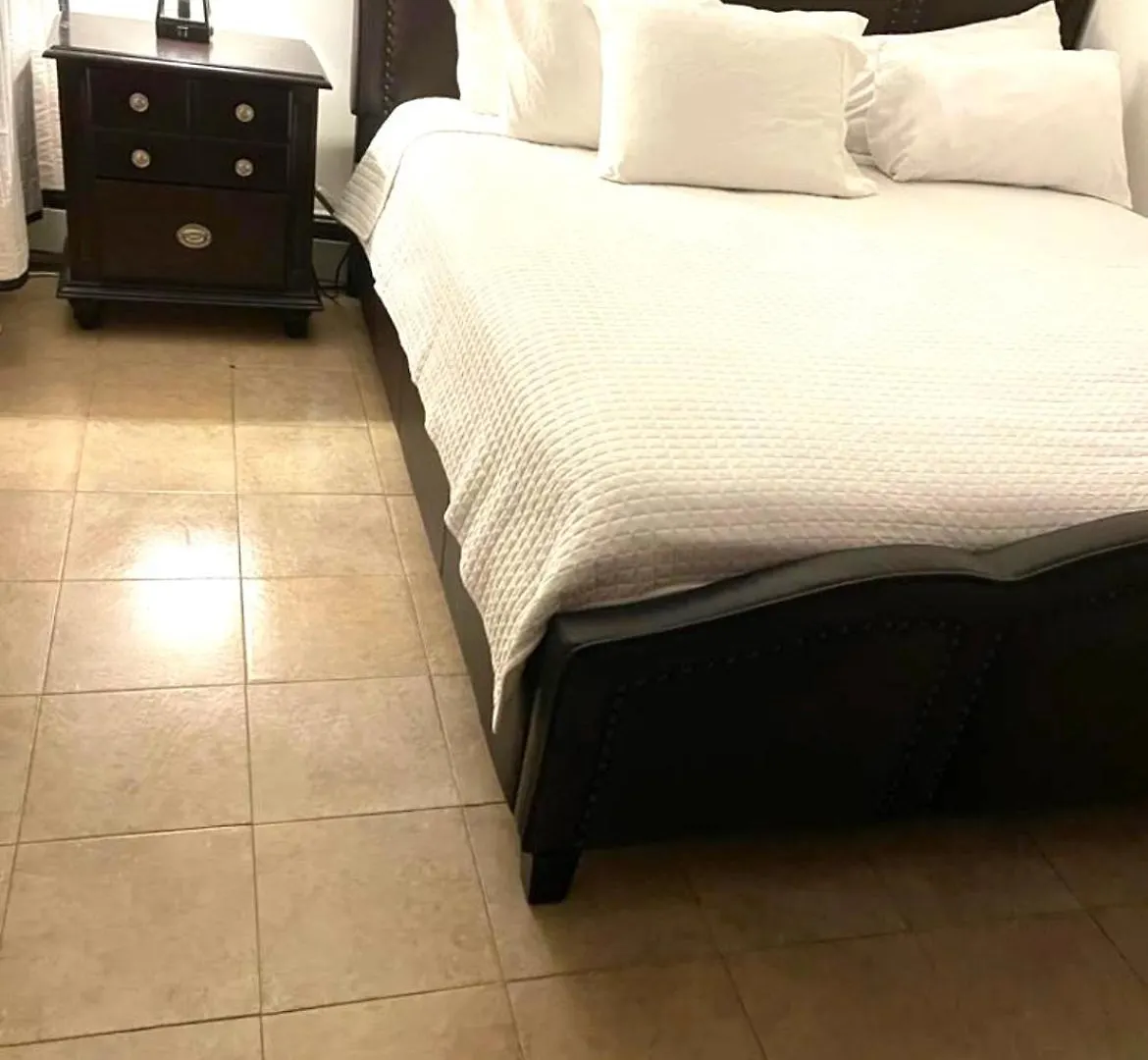 Homestay Large 3-Bedrooms/2-Bath Apt, One Block To Train New York