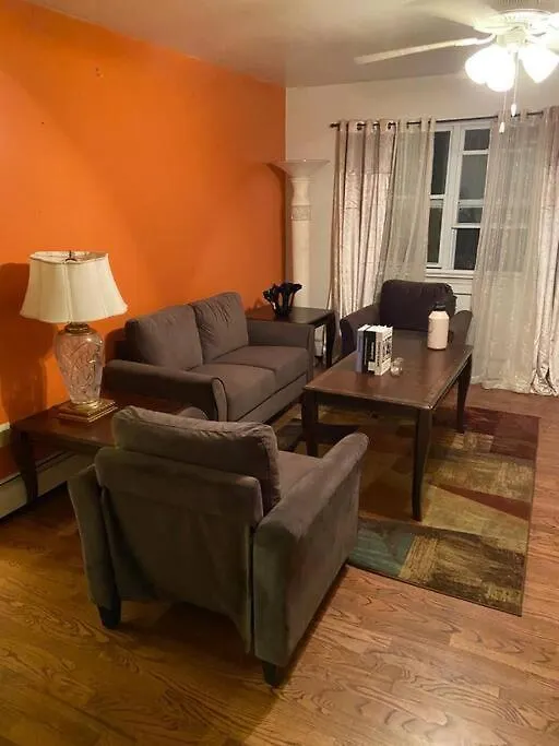 Large 3-Bedrooms/2-Bath Apt, One Block To Train New York Homestay