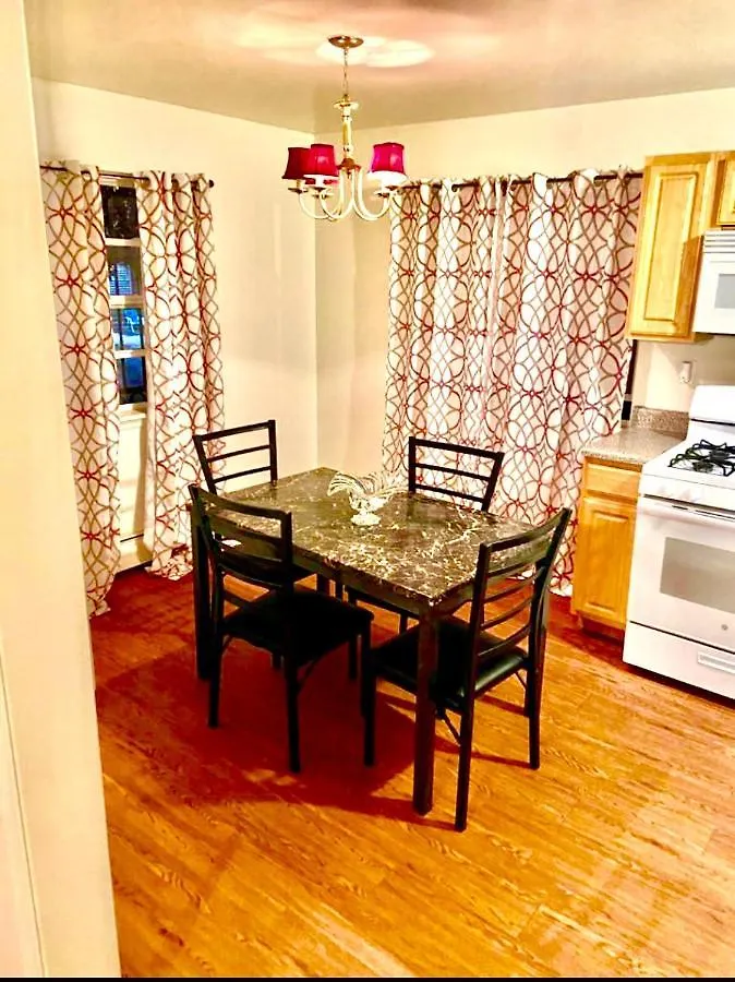 Homestay Large 3-Bedrooms/2-Bath Apt, One Block To Train New York