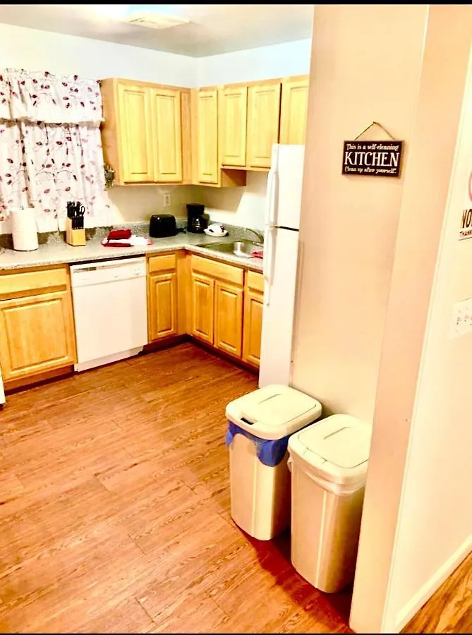 Large 3-Bedrooms/2-Bath Apt, One Block To Train New York Homestay